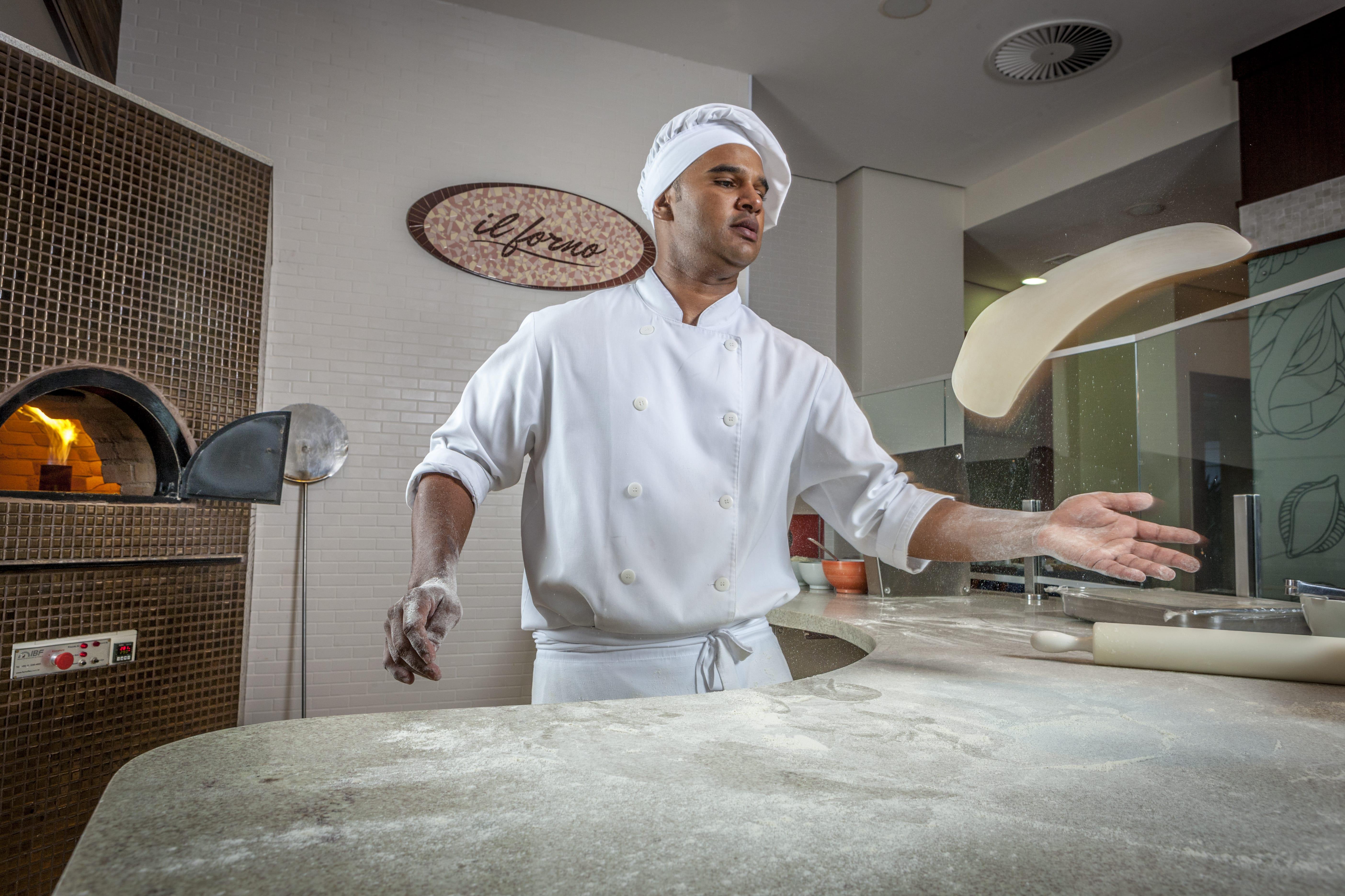 Bourbon Resort Атибая Экстерьер фото A pizzaiolo preparing a pizza