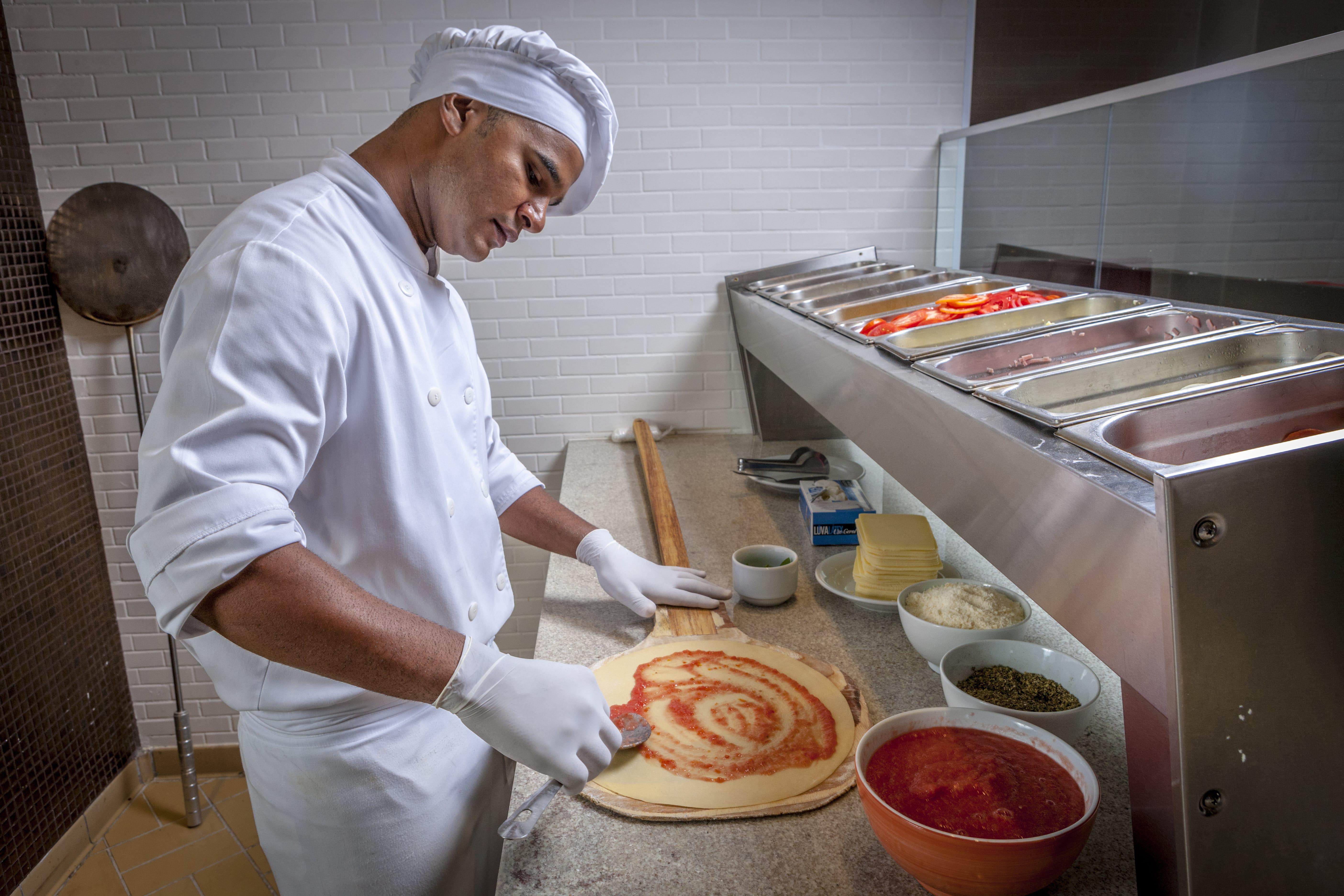 Bourbon Resort Атибая Экстерьер фото A pizzaiolo preparing a pizza